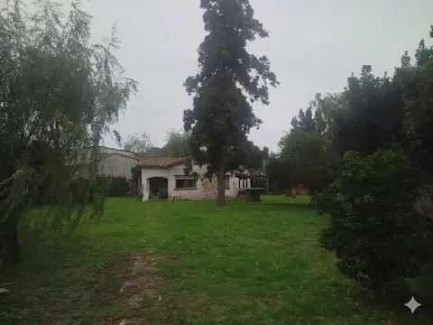 VENTA CASA CON AMPLIO JARDIN GRAL RODRIGUEZ