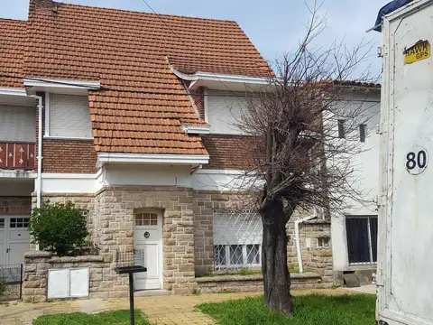 Excelente Chalet 1º piso 3 amplios ambientes c/ garage, patio, baño, toilet, balcon y terraza