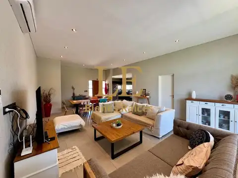 Casa en Venta con 4 cocheras