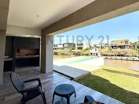 Casa en Venta con 4 cocheras
