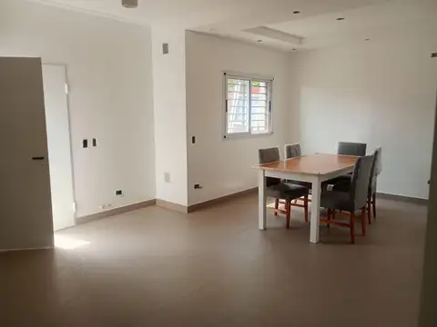 Casa en Alquiler con 1 cochera