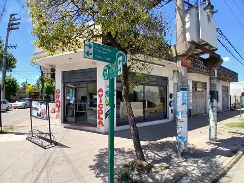 Oportunidad en zona comercial de Merlo Norte: siete locales y un departamento en Sullivan e Yrigoyen
