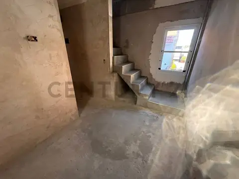 VENTA TRIPLEX A ESTRENAR  4 AMBIENTES  CON PATIO EN QUILMES