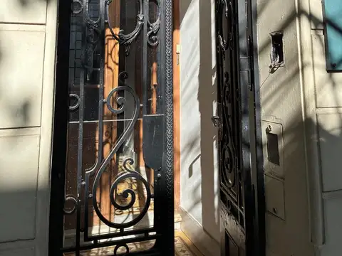 HERMOSA CASA ANTIGUA, DETALLES  EXQUISITOS.BARRIO LOURDES. SANTIAGO 747
