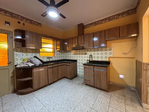 Casa en Alquiler con 3 cocheras