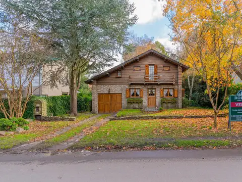 Casa estilo cabaña, en la reserva natural Bosque Peralta Ramos.