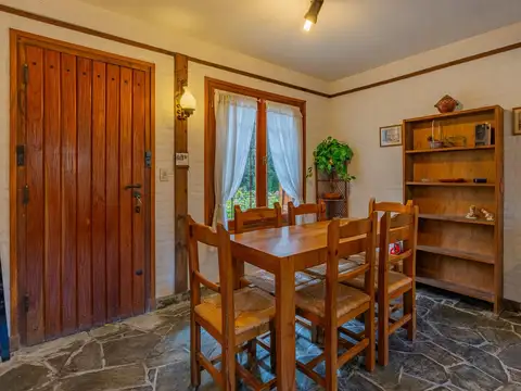 Casa estilo cabaña, en la reserva natural Bosque Peralta Ramos.