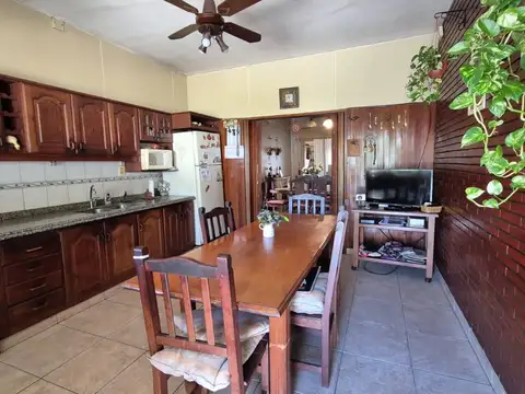 Casa 3 ambientes con cochera y jardín en La Tablada
