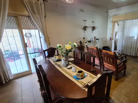 Casa 3 ambientes con cochera y jardín en La Tablada