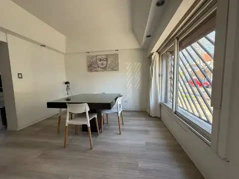 Venta PH 4 ambientes al frente con garage, patio y terraza sin expensas