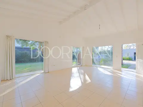 Casa en Alquiler con 3 cocheras
