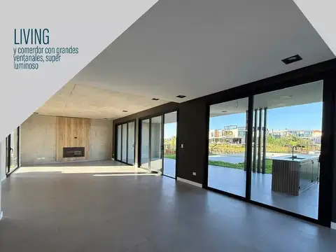 Casa 8 ambientes con 4 baños