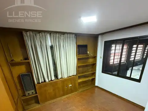 Galpón en 2 plantas de aprox 580m2 con oficinas y baños en alquiler -  Quilmes Oeste