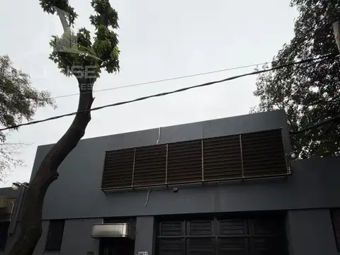 Galpón en 2 plantas de aprox 580m2 con oficinas y baños en alquiler -  Quilmes Oeste