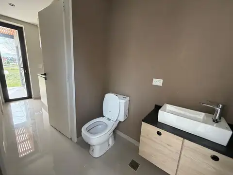 Casa en Venta con 4 cocheras