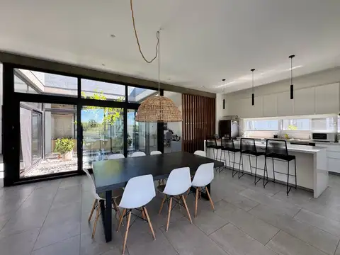 Casa en Alquiler con 3 cocheras