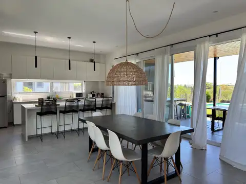 Casa 3 ambientes con 2 baños