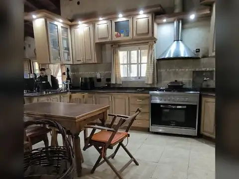 Casa 6 ambientes con 2 baños