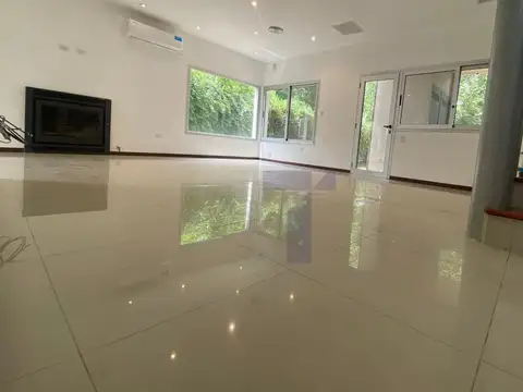 Casa en Alquiler con 6 cocheras