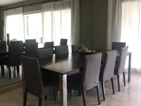 Casa en Alquiler con 2 cocheras