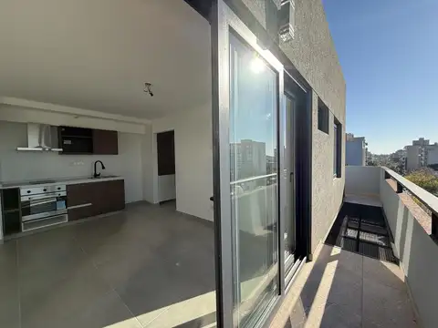 Departamento 2 ambientes de categoría con terraza en Morón Sur
