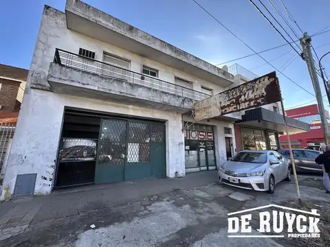 Local tipo galpón + local chico + depto