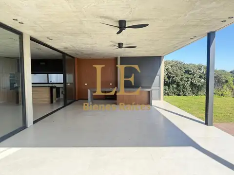 Casa 5 ambientes con 5 baños