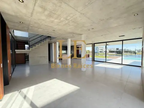 Casa en Venta con 5 cocheras