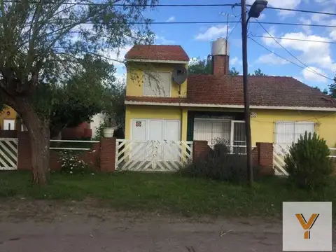 Casa en venta - 4 dormitorios, 3 baños, 4 cocheras - 180mts2 sobre lote de 450mts2 - Aguas Verdes