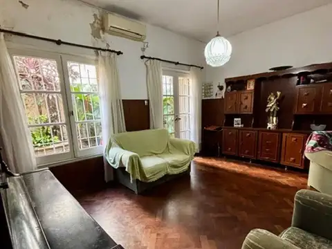 Casa 7 ambientes con 2 baños