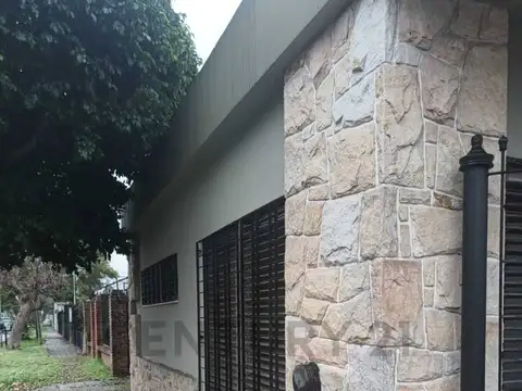 Casa en Alquiler en Ezpeleta Este, $ 700.000