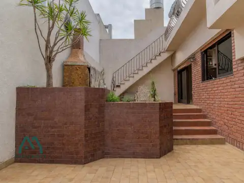 Casa 5 ambientes con 3 baños