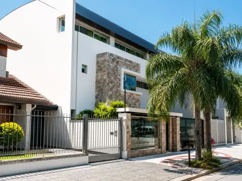 CASA MINIMALISTA SOBRE LOTE DE 12X 30 ,4 amb mas escritorio, con pileta