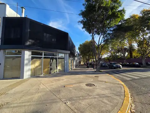 Local en alquiler a estrenar. Constituyentes esquina Albarellos. En dos plantas.