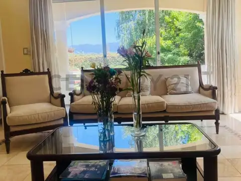 Casa en Venta con 2 cocheras