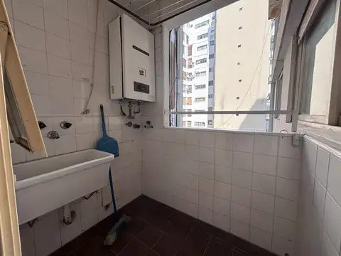 2 ambientes luminosos  Con lavadero independiente y baulera
