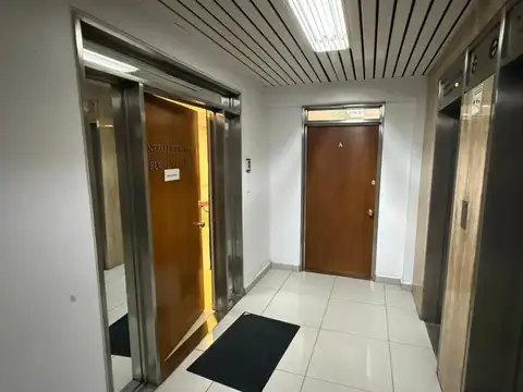Oficina 10 ambientes con 4 baños