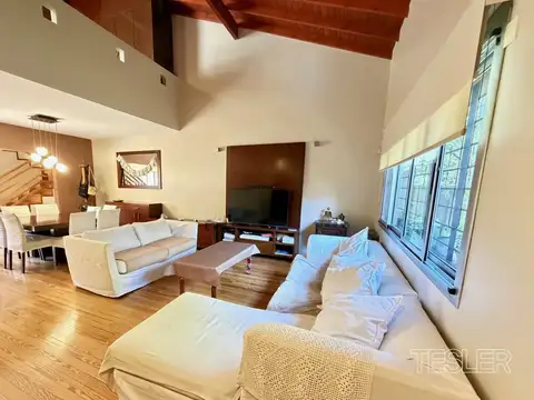 Venta Casa Saavedra totalmente reciclada 3 dormitorios 3 baños completos Living comedor doble altura