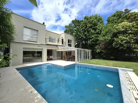 Imponente Casa 5 Ambientes Sobre Lote de 800 m² con La Mejor Vista Al Golf