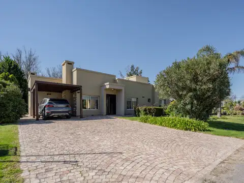VENTA CASA 4 AMBIENTES C/PARQUE, PISCINA Y PARRILLA EN CLUB DE CAMPO LAS PERDICES