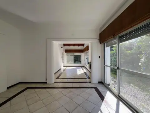 Casa 6 ambientes con 2 baños