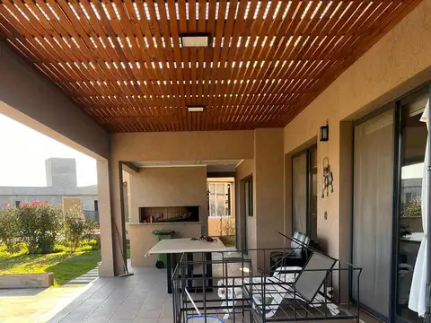 Casa 7 ambientes con 4 baños