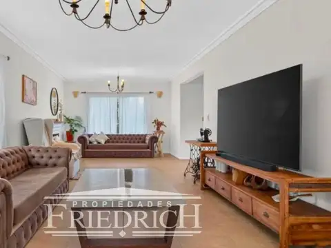 Casa en Alquiler con 3 cocheras
