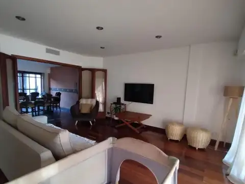Casa en Alquiler con 1 cochera