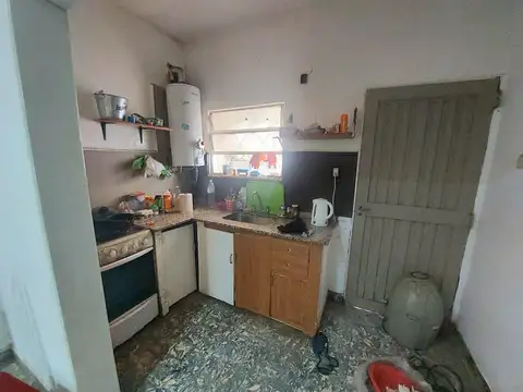 VENTA CASA 3 AMBIENTES Y CASA AL FONDO A REFAC.