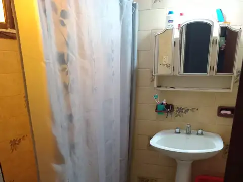 CASA 5 AMBIENTES MAS DEPARTAMENTO