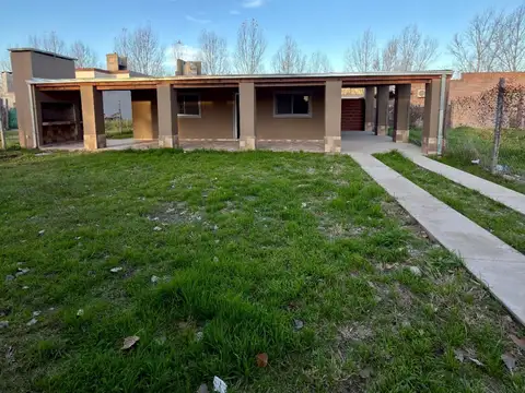 Casa 4 ambientes con 2 baños