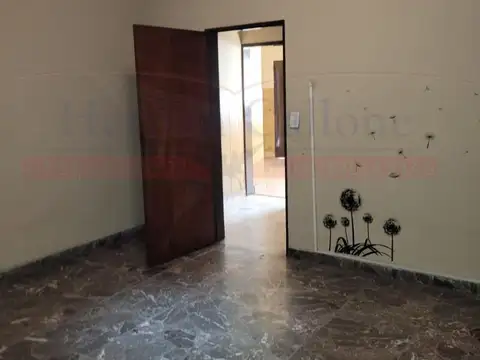 GRAN CASA DE 8 AMBIENTES EN VENTA EN CASEROS