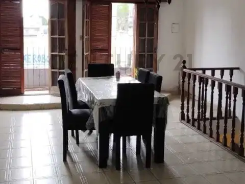 7 esquina 513. Casa con dos dormitorios con cochera para dos autos.