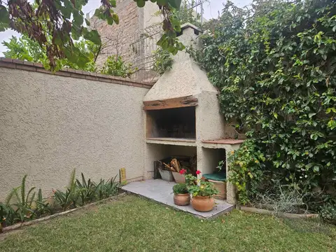 Casa 7 ambientes con 2 baños